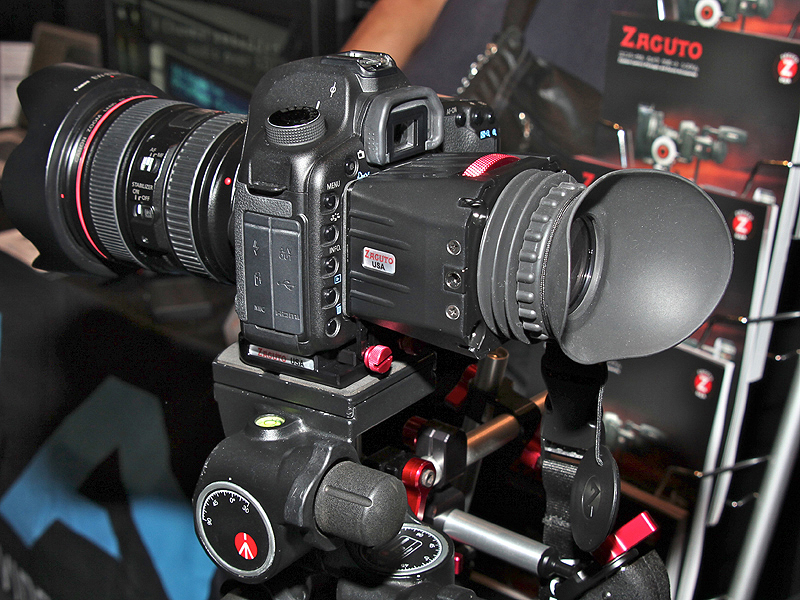 <b>三脚への装着例。手持ち撮影でも使用できる</b>