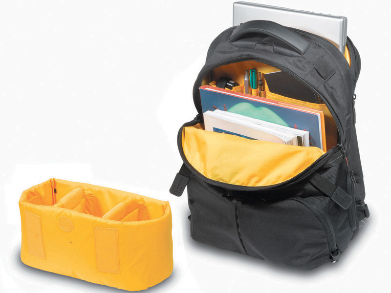 <b>カメラ保護用のパッドを外して書類を収納したところ</b>