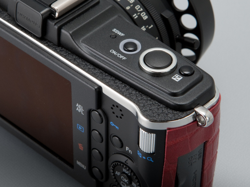 <b>軍艦部にB.ファントムショップのドレスアップ6点キットで革貼りする。さりげなく引き締まる</b>