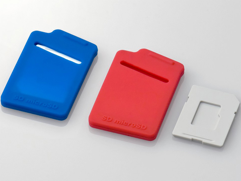 <b>microSDカード用トレーが付属する</b>
