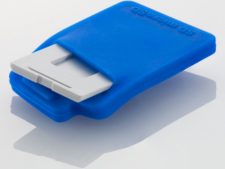 <b>microSDカード用トレーが付属する</b>