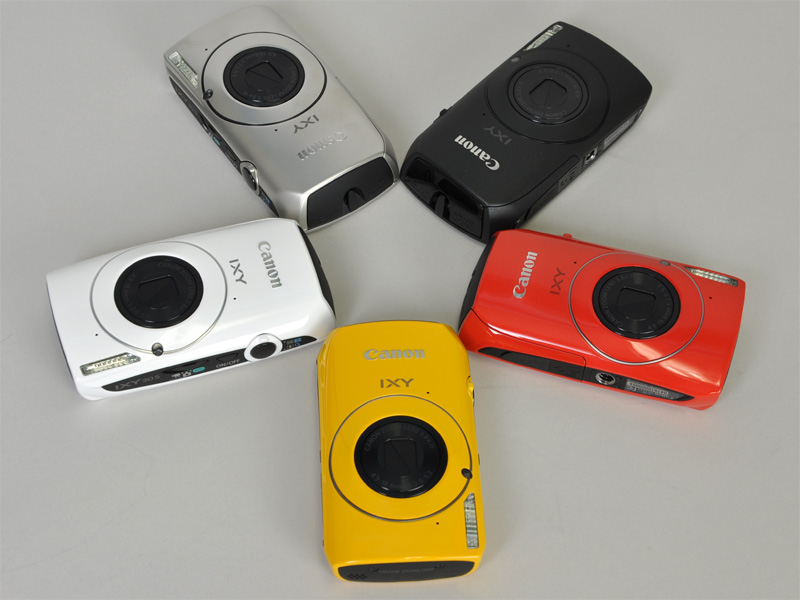 <b>これまでのIXYと違い、鮮明で力強い色合い。ホワイトはコーティング層がレッドやイエローより1層多い4層コーティングになっている。ブラックは3層コーティングのマット仕上げ。シルバーは素材に細かいブラスト処理を施したお馴染みの質感</b>