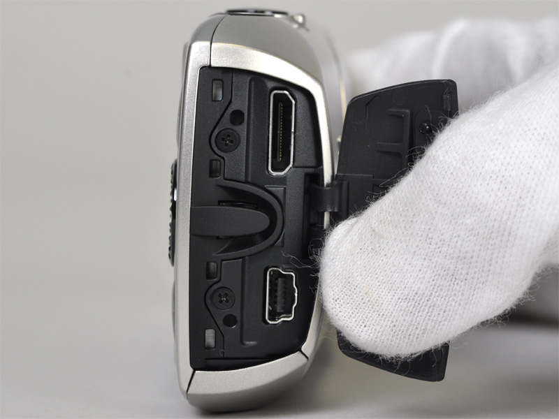 <b>内部にHDMI端子と映像出力端子を備える</b>