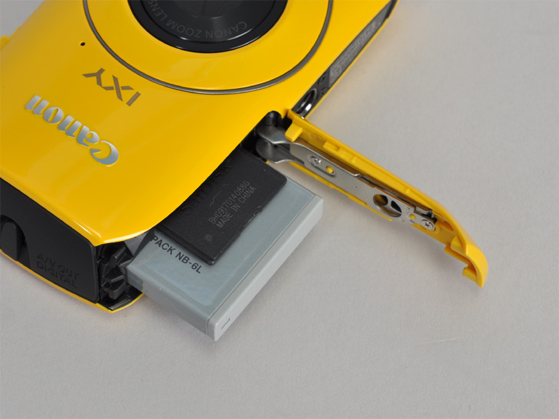 <b>バッテリー室。記録メディアはSDXC/SDHC/SDメモリーカードに対応</b>