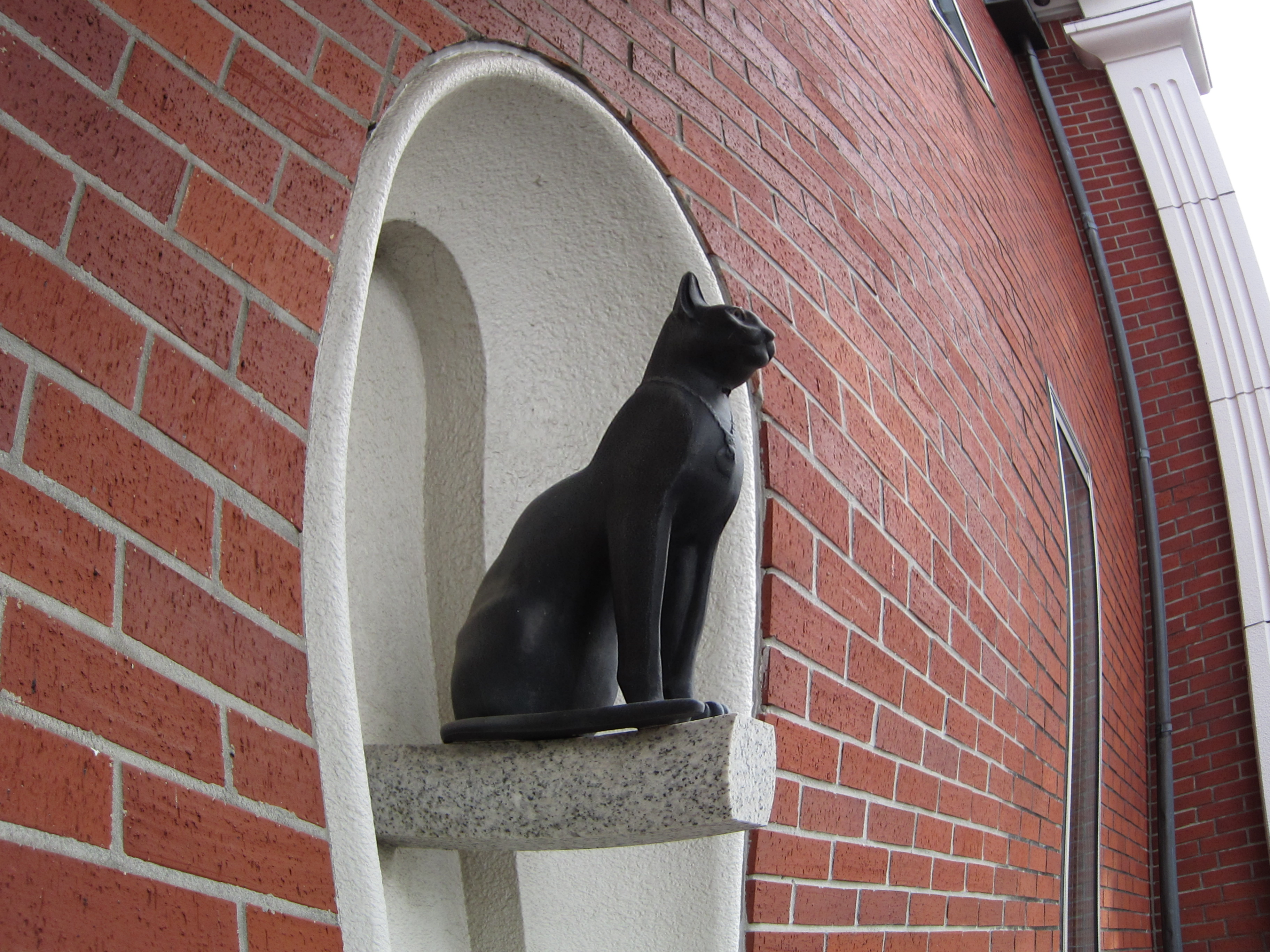 <b>黒猫の像や、周囲の丸い枠が不自然に歪まないよう、注意しながら構図を決めて撮影した。効果レベルは中<br>IXY 30S / 約2.4MB / 3,648×2,736 / 1/200秒 / F2 / 0EV / ISO125 / WB:オート / 4.9mm</b>