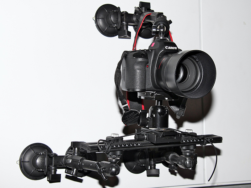 <b>FAT GECKOを3台使いEOS 5D Mark IIを自動車にマウントした。ボディ下部は2台のFAT GECKOをステーに繋げている</b>