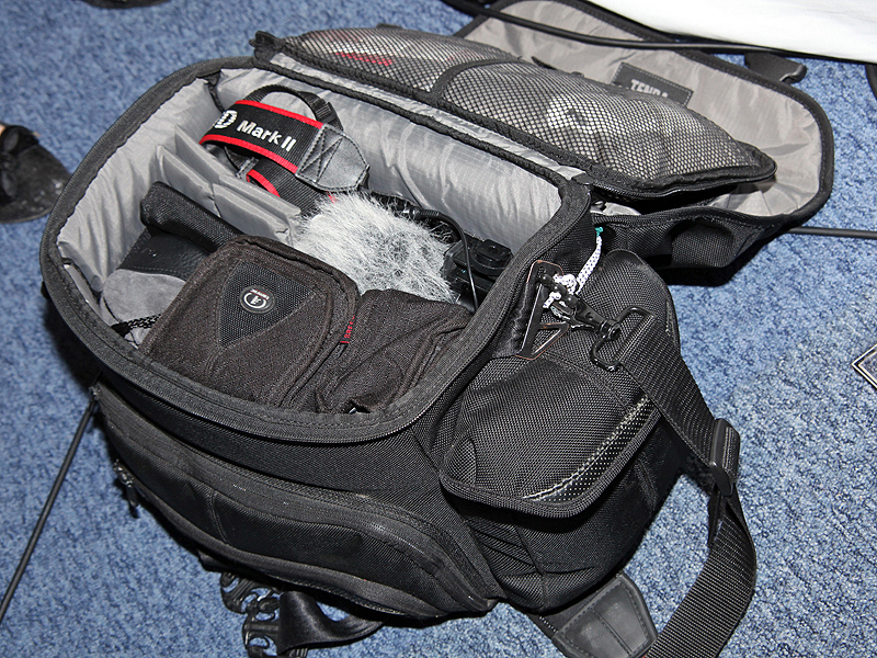 <b>機材は写真にある4つのバッグに収まる。ブルーのハードケースと三脚以外は機内持ち込みできるようになっている</b>