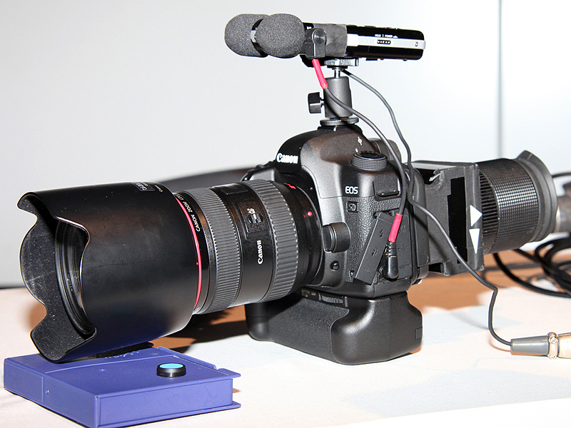 <b>カメラにはICレコーダーと自作のファインダーを装着。縦位置グリップも活用している</b>