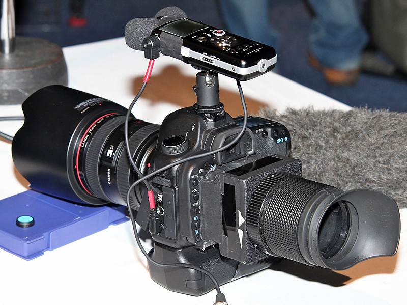 <b>ICレコーダーのヘッドホン出力を、EOS 5D Mark IIのマイク端子に接続</b>