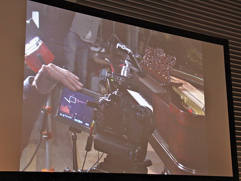 <b>モニタリングの様子。EOS 5D Mark IIのAV出力からカメラマン用の外部モニターに映像を送っている。さらにこのモニターから、もう1つの大きなモニターに出力し、ディレクターの確認用としている</b>