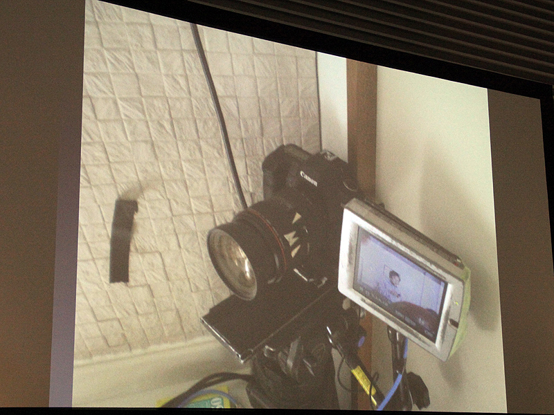 <b>カメラが小型のため、部屋の角など狭いところからの撮影に対応できる</b>