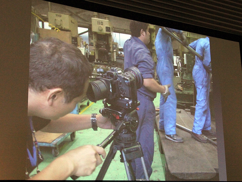 <b>基本的には、自作のファインダーを覗きながらピントを調整する</b>