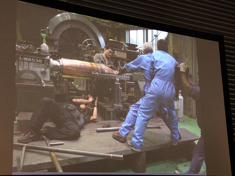 <b>地面すれすれから見上げるアングルも撮影できる。「まるでスチルカメラマンのようですね」（森木氏）</b>