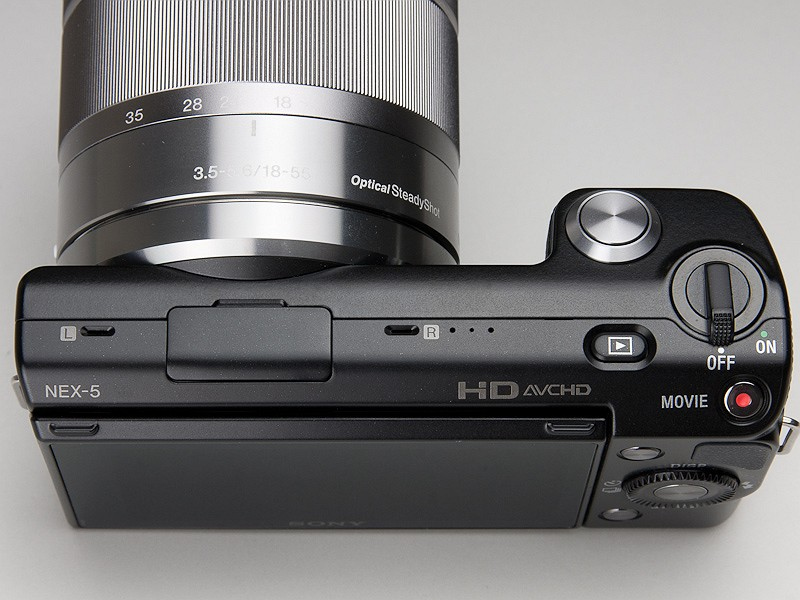 <b>背面と上面。液晶モニターが大きいため、ボタン数は限られている。ソフトキー1、2、コントロールホイールが特徴的</b>