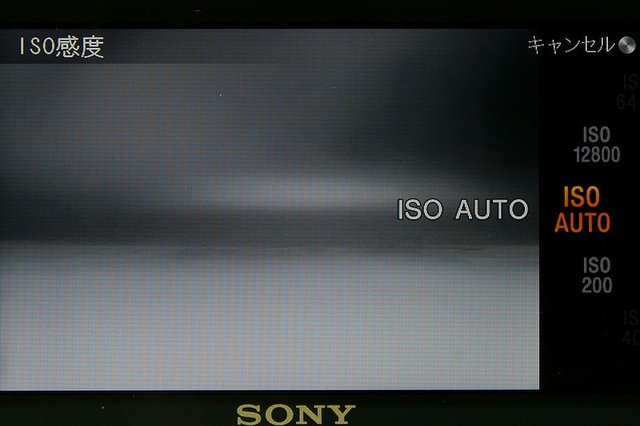 <b>ISO感度を押すと、ISO感度変更画面になる。ホワイトバランスなどの撮影設定は画面を見ながら変更できる</b>