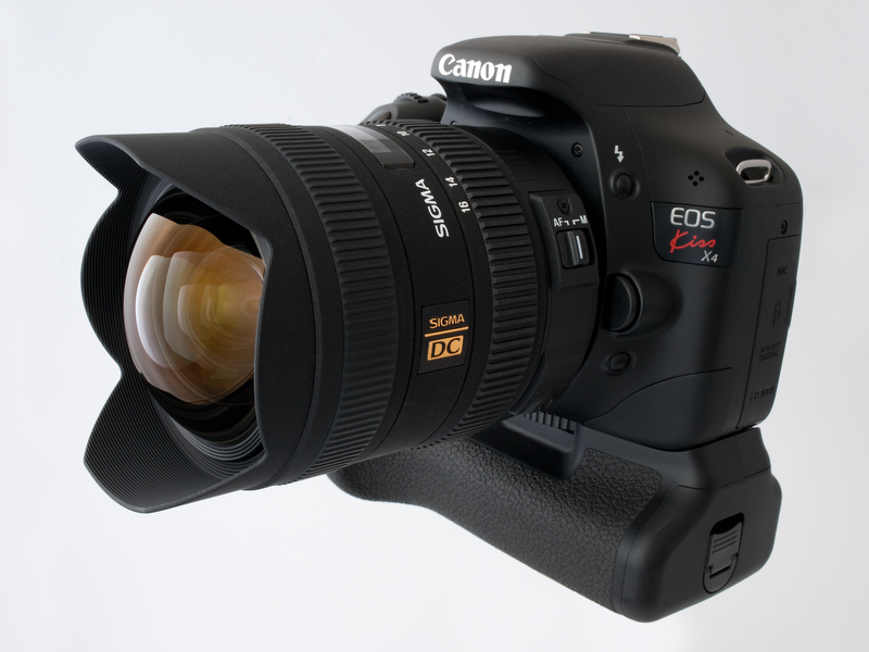 <b>シグマ8-16mm F4.5-5.6 DC HSMを装着したEOS Kiss X4。グリップ付けるとけっこうバランスもいい。難点は、やっぱり重さである</b>
