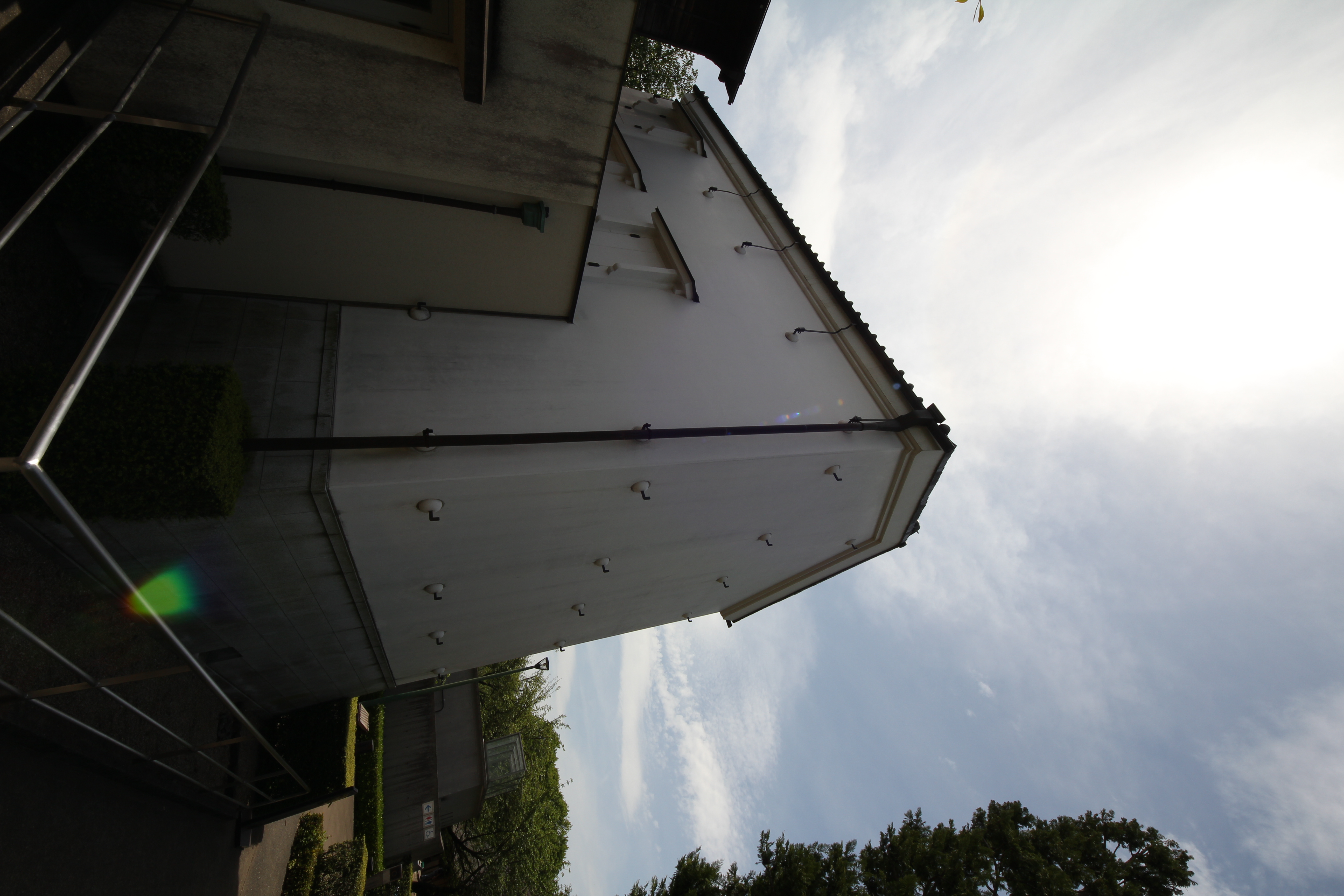 <b>画面左上に太陽を入れた状態。右下の緑色のゴーストはちょっと気になるけど、全体的にはかなり抑えられているほうだ<br>EOS Kiss X4 / 8-16mm F4.5-5.6 DC HSM / 5,184×3,456 / 1/200秒 / F11 / -0.3EV / ISO100 / WB：オート / 8mm</b>