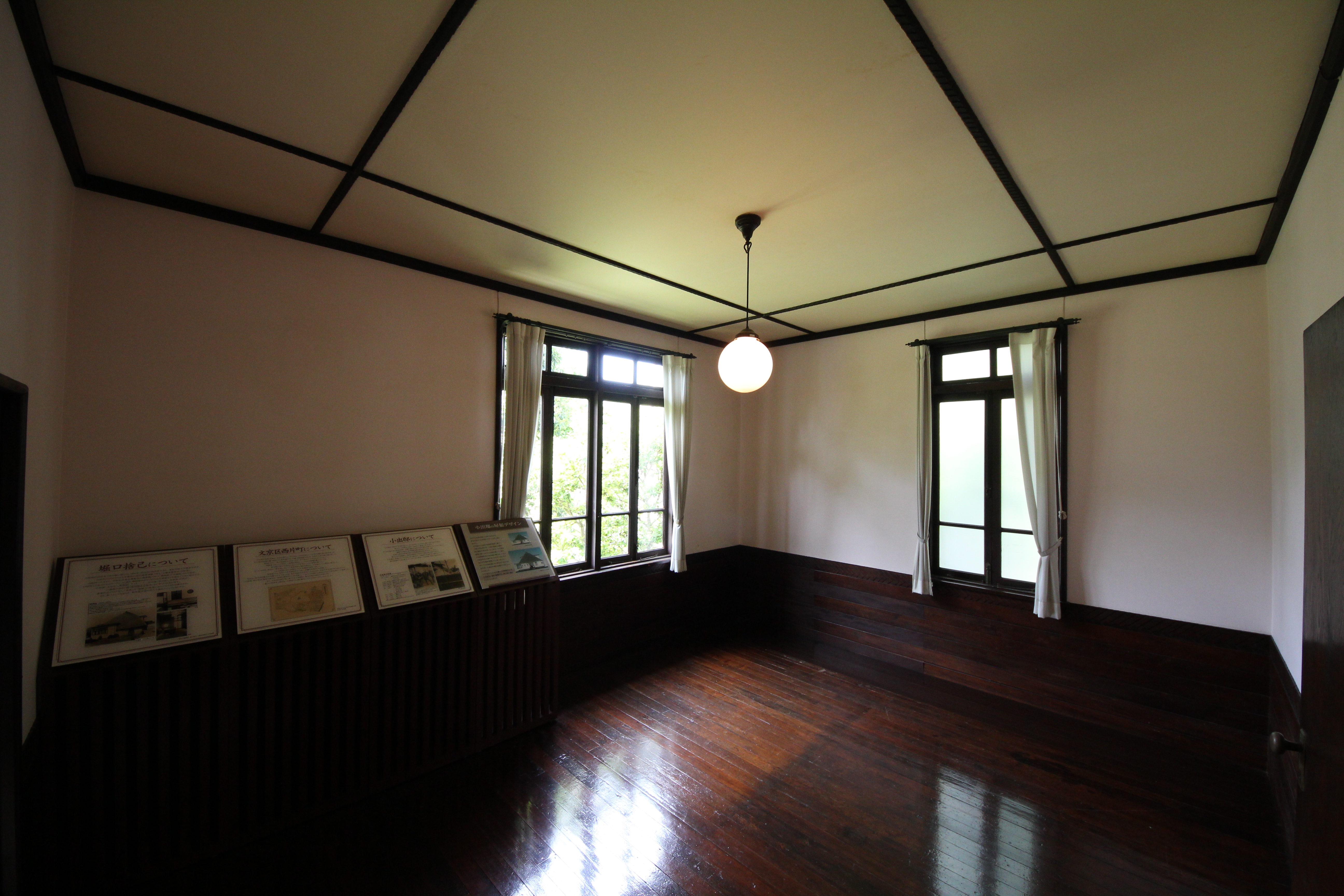 <b>壁が4面写っているせいでへんてこな感じに見えるが、実は正方形の部屋である。画角があまりにも広いので空間感覚があやしくなってしまう<br>EOS Kiss X4 / 8-16mm F4.5-5.6 DC HSM / 5,184×3,456 / 1/30秒 / F8 / +0.7EV / ISO1000 / WB：オート / 8mm</b>