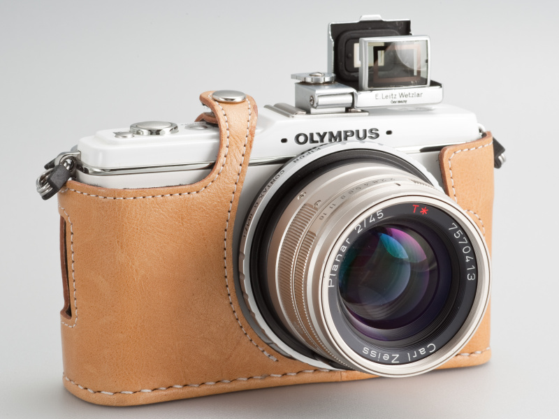 <b>E-P1ホワイトを、シャンパンゴールドとキャメルで着飾る。夏らしい明るいスタイルの完成だ</b>