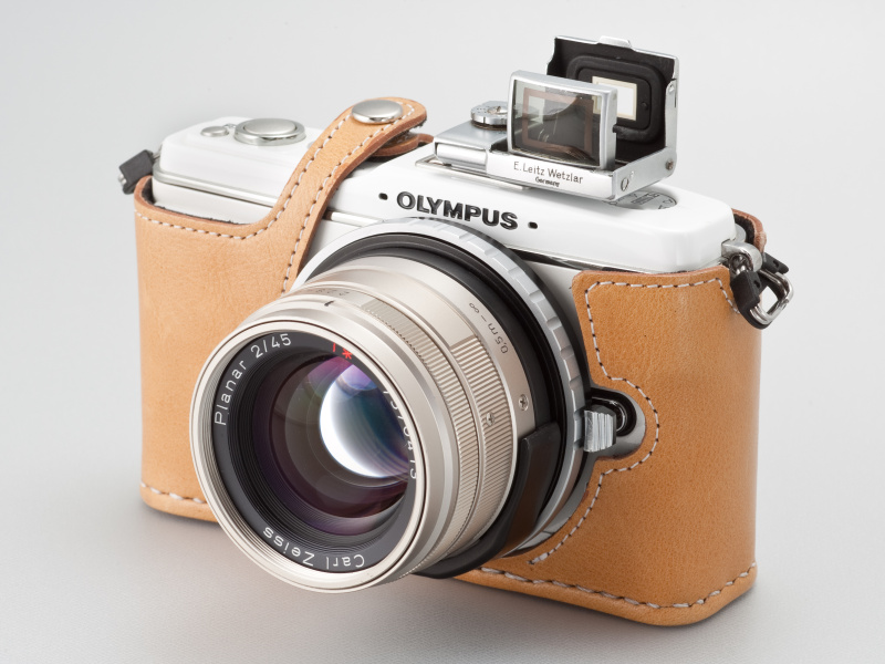 <b>ライツSEROOは90mm画角のファインダーだ。Gプラナー45mm F2装着時の画角とマッチする。中古価格は約2万円</b>