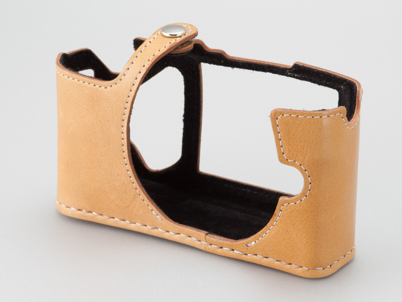 <b>Aki-Asahiの革ケースは、革とステッチのカラーバリエーションが選択可能。実勢価格は1万800円</b>