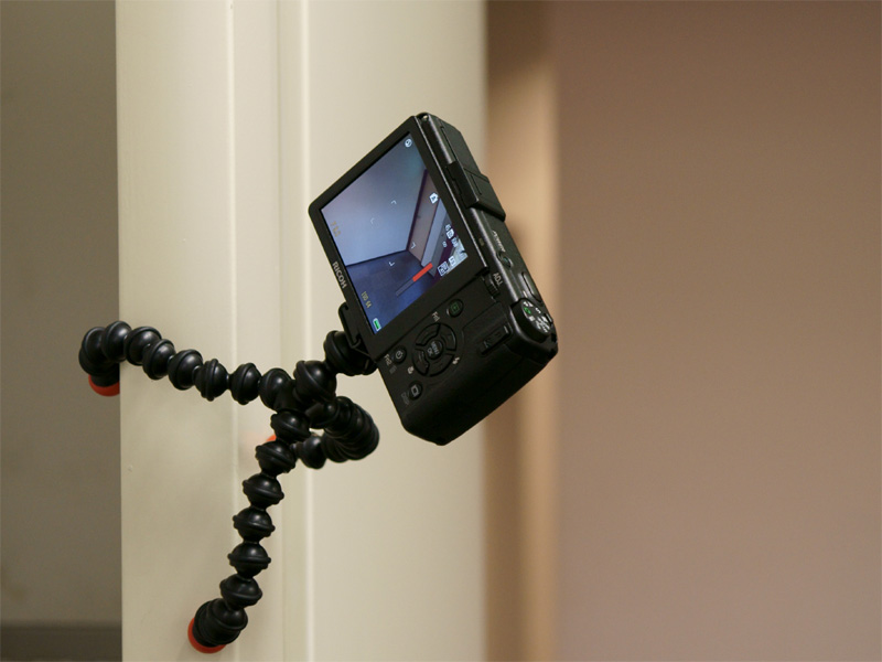 <b>金属製のドアに張り付けたところ</b>