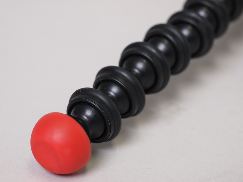 <b>足先の赤い部分に磁石を備える</b>