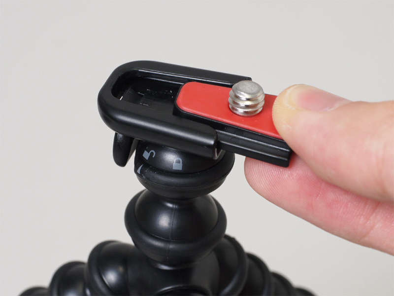 <b>鍵のマークの部分のリングで取り外しボタンをロックする</b>