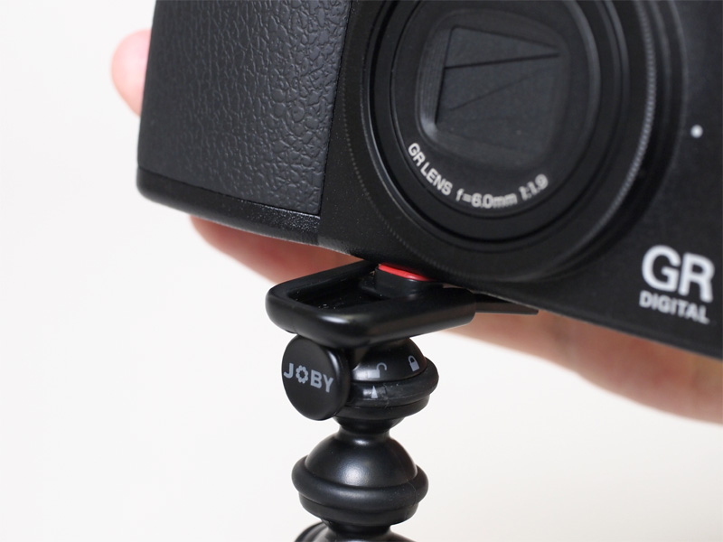 <b>取り付けはクイックシュー式。JOBYのロゴ部が取り外しボタン</b>