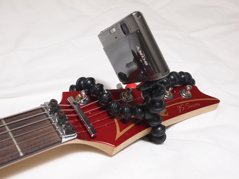 <b>エレキギターのヘッド部分にサイバーショットDSC-TX1を装着</b>