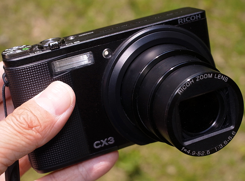 <b>CX3はコンパクトボディに28～300mm相当（ライカ判換算）の高倍率ズームレンズを装備している。それだけでは今時は凡庸なスペックだが、CX3は強力な「望遠マクロ」機能を搭載しているところにアドバンテージがある。また、リコーから同じレンズを搭載したGXR用のP10カメラユニットも発売されたが、あくまでコンセプトの異なるカメラであり、使いこなしや用途も違ってくるだろう</b>