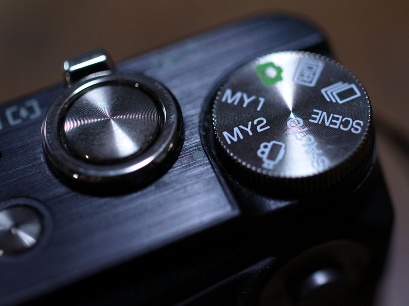 <b>マイセッティングの2つの登録内容「MY1」と「MY2」は、上面右端のモードダイヤルで瞬時に切り替えることができる。ちなみに「MY2」にはストロボオフ以外はフルオートの設定を登録し、「スナップモード」にしている</b>