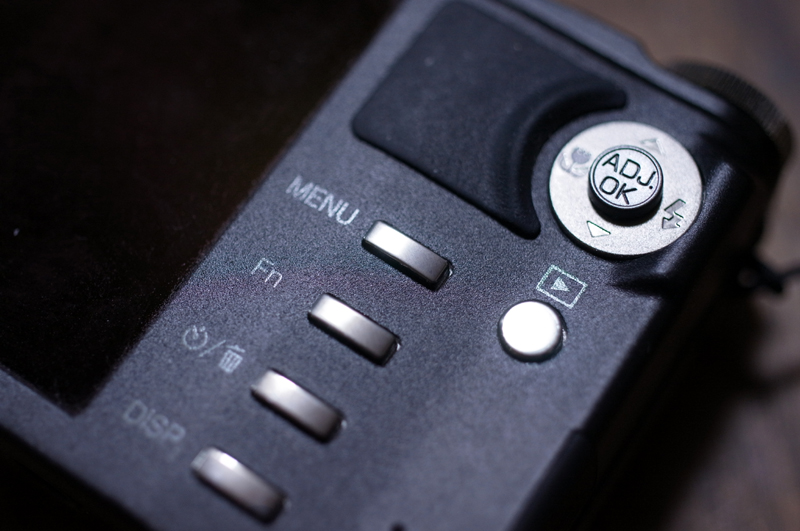 <b>撮影設定の変更項目は「ADJ.」ボタンと「Fn」ボタンに振り分けて登録できる</b>