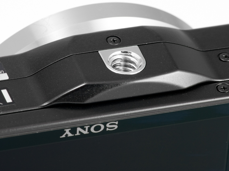 <b>底面の三脚ネジ穴部分。雲台と接触する面がかなり狭いので、きちんとネジを締めたつもりでもくるんと回ってしまう可能性がある</b>