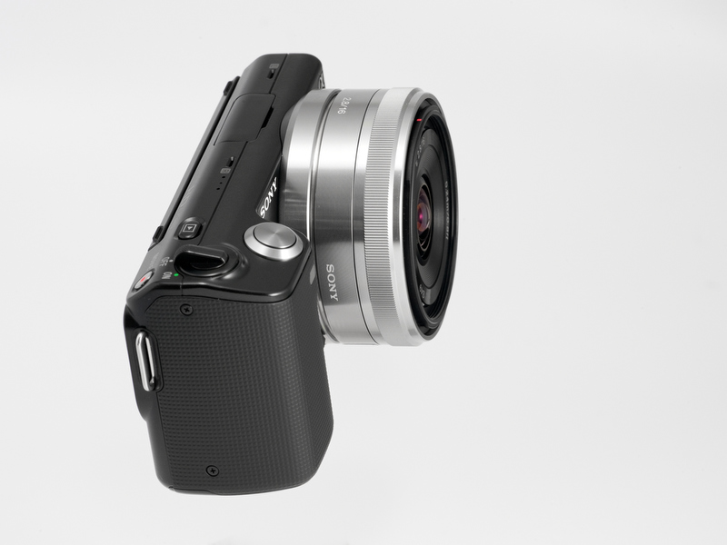 <b>パンケーキタイプのE 16mm F2.8。前面に魚眼と超広角のコンバージョンレンズが装着できるようバヨネット爪がある</b>