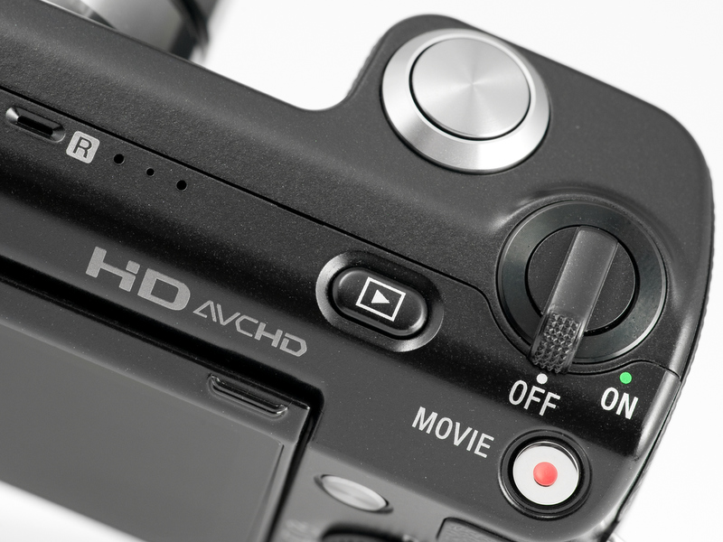 <b>NEX-3ではシャッターボタンの外周にあった電源スイッチが独立している。右下の銀に赤丸のボタンが動画専用の「MOVIE」ボタン</b>