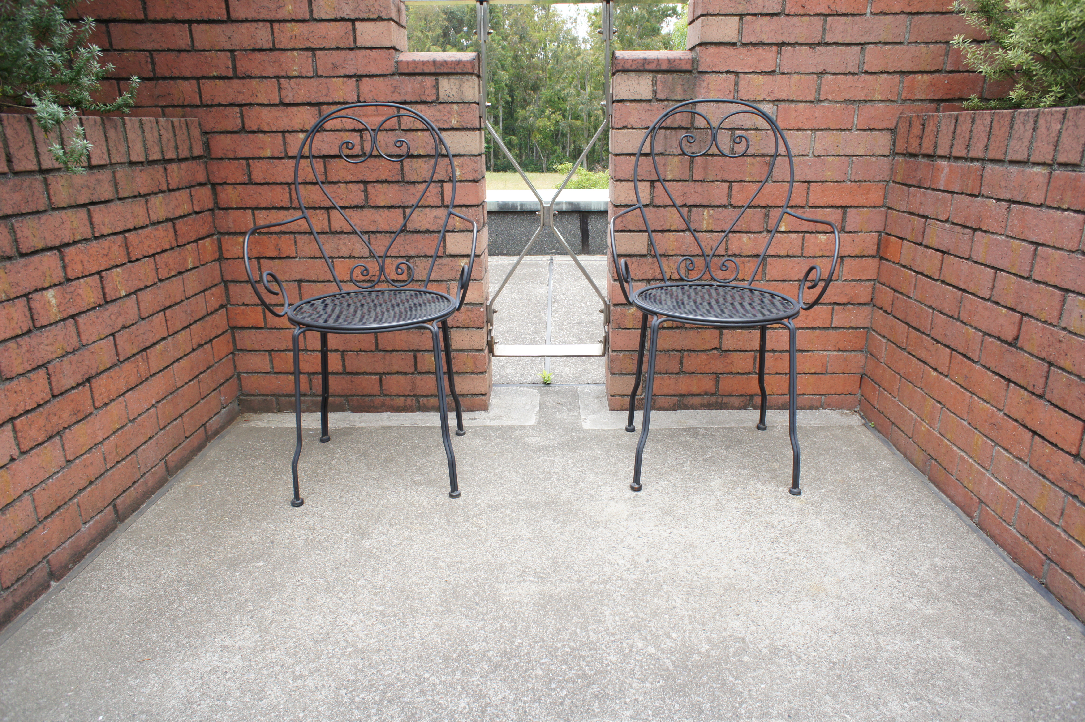 <b>蒸し暑さに耐えきれずに温室から出たところに、こっちの気持ちを見透かしたようにイスが置いてある。で、ひと休みの前に撮った1コマ<br>NEX-5 / E 16mm F2.8 / 4,592×3,056 / 1/50秒 / F8 / +0.7EV / ISO200 / WB:晴天 / 16mm</b>