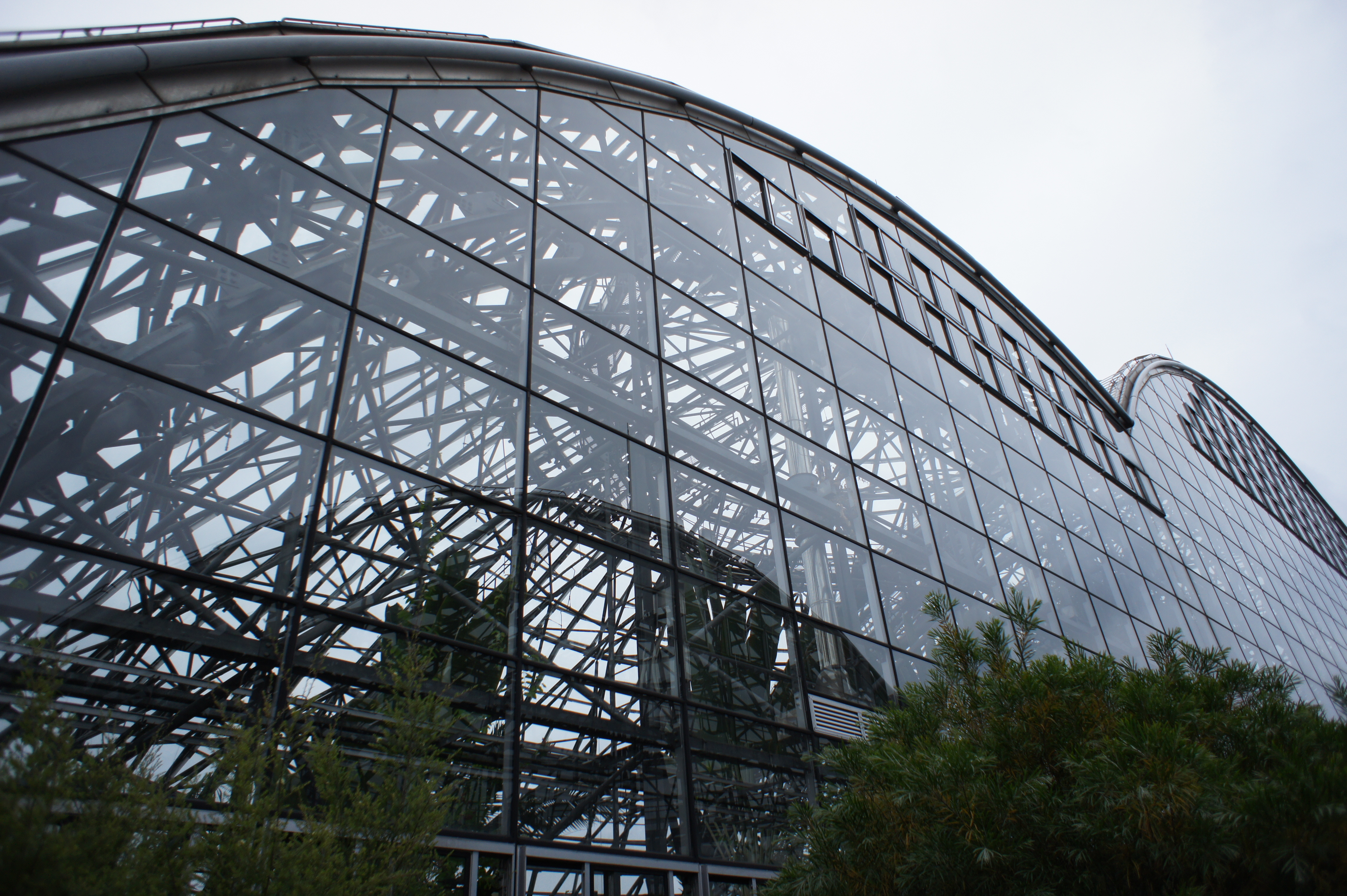 <b>わざと絞り開放で撮ったカット。中央部はそれなりに解像感はあるが、周辺部の像の崩れはちょっといただけない<br>NEX-5 / E 16mm F2.8 / 4,592×3,056 / 1/2500秒 / F2.8 / 0EV / ISO200 / WB:晴天 / 16mm</b>