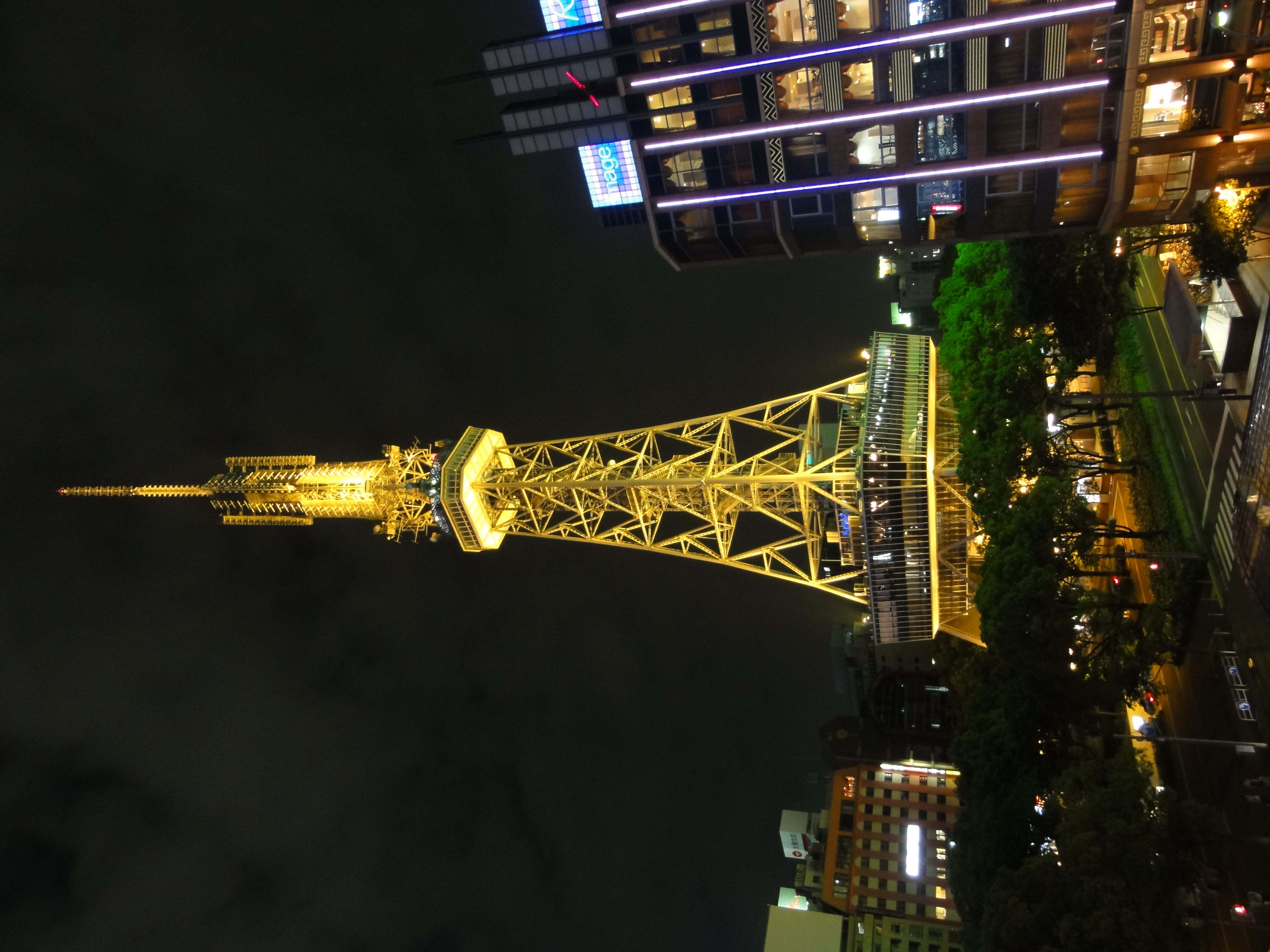 <b>人物ブレ軽減モードで撮影<br>DSC-HX5V / 約3.5MB / 2,736×3,648 / 1/8秒 / F3.5 / 0EV / ISO800 / WB:オート / 4.2mm</b>