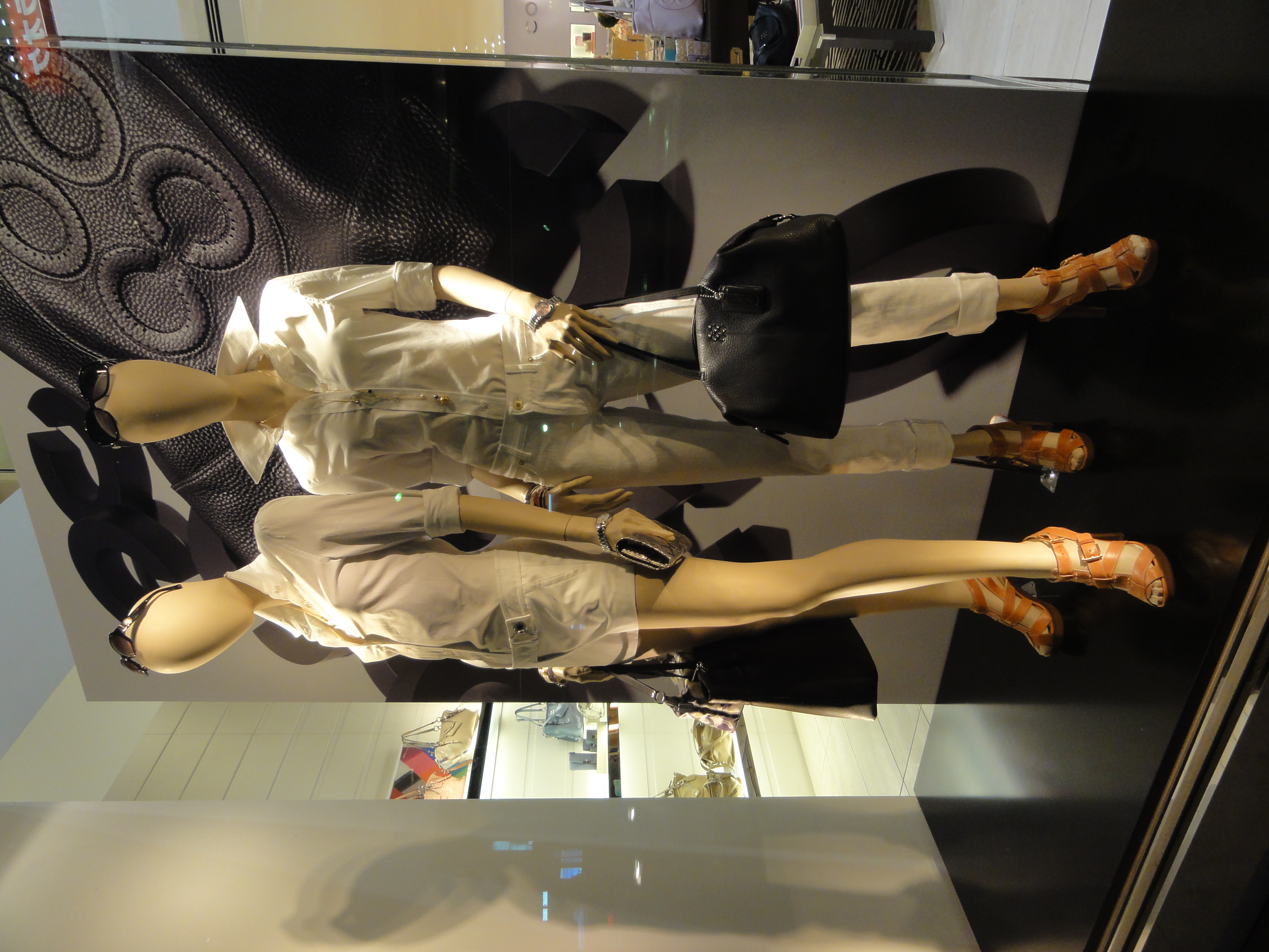 <b>このショーウィンドウは明るく、ISO125でも1/30秒で普通に撮れた<br>DSC-HX5V / 約3.7MB / 2,736×3,648 / 1/30秒 / F3.5 / -0.7EV / ISO125 / WB:オート /</b>