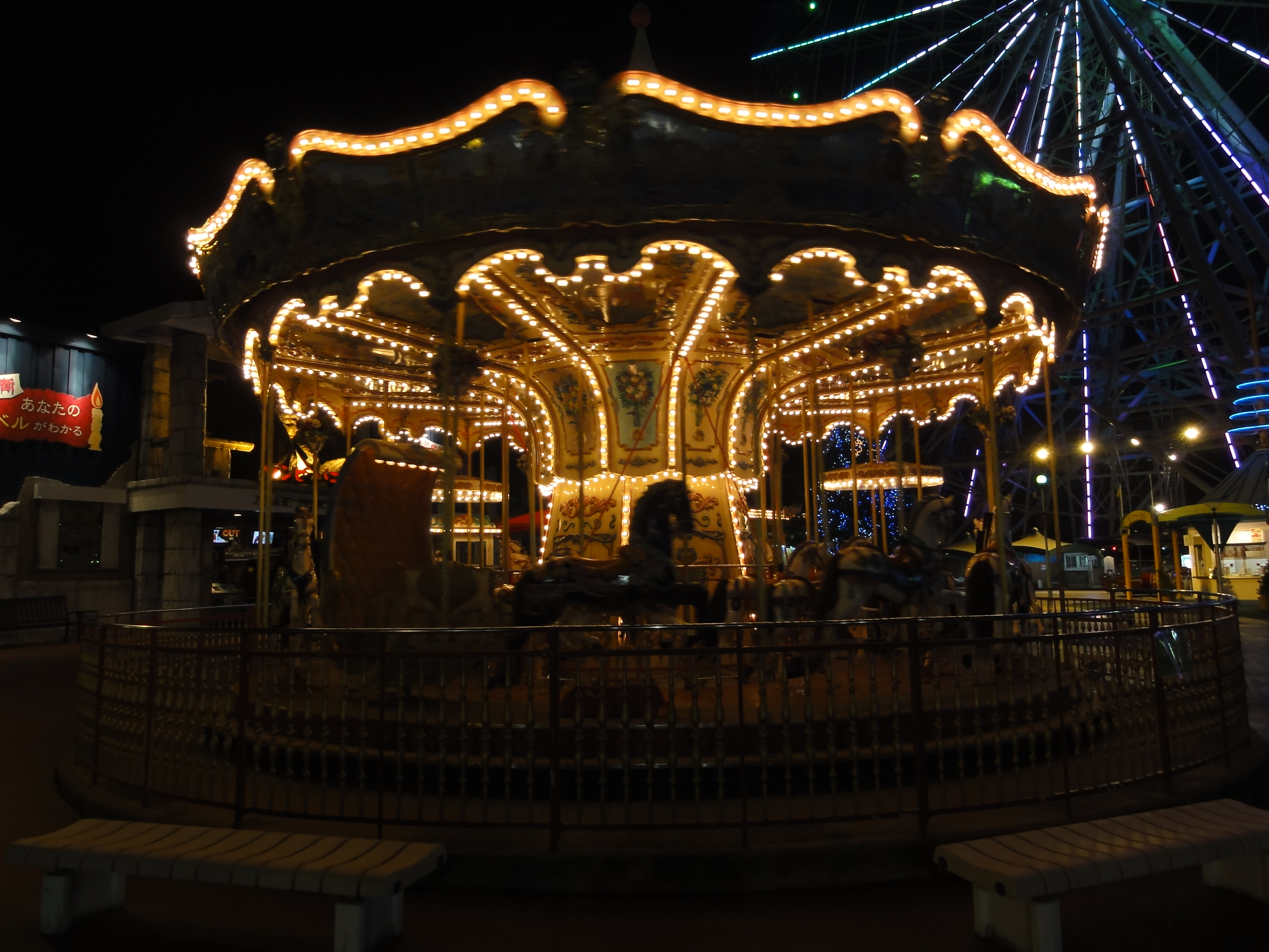 <b>メリーゴーランドを手持ち夜景で撮影。シャッター速度が微妙<br>DSC-HX5V / 約3.5MB / 3,648×2,736 / 1/30秒 / F3.5 / 0EV / ISO320 / WB:オート / 4.2mm</b>