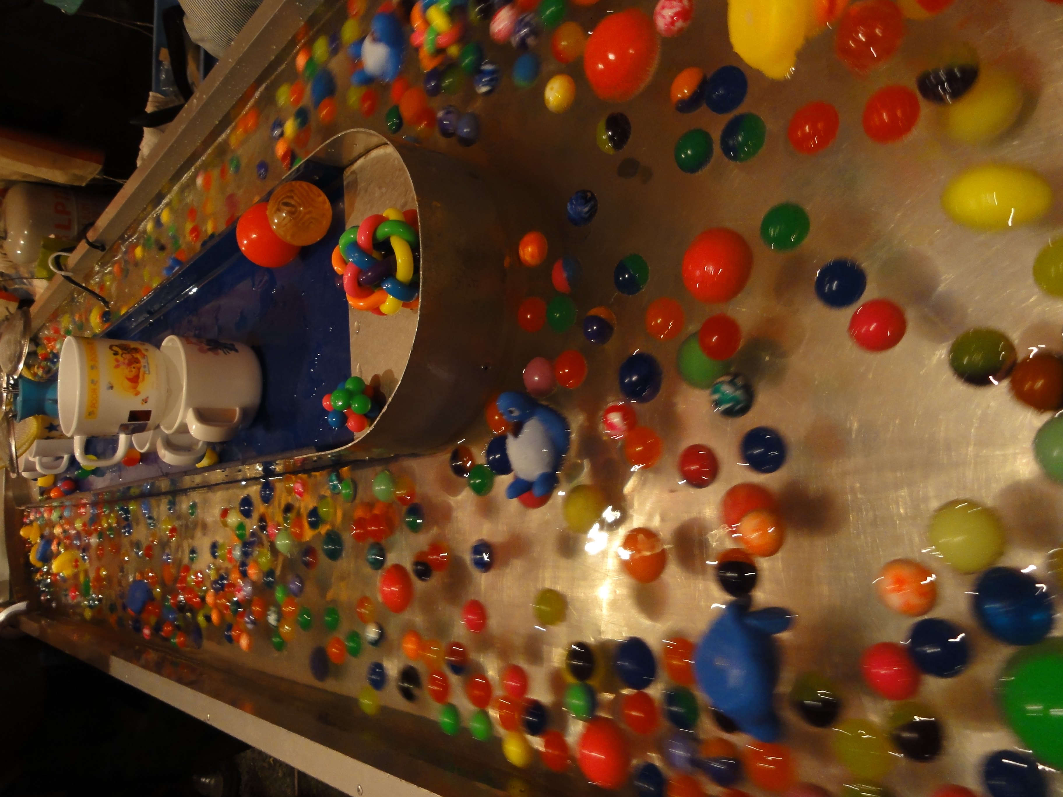 <b>流れるスーパーボールを手持ち夜景で撮るが1/30秒では雰囲気がでない<br>DSC-HX5V / 約3.8MB / 2,736×3,648 / 1/30秒 / F3.5 / 0EV / ISO400 / WB:オート / 4.2mm</b>