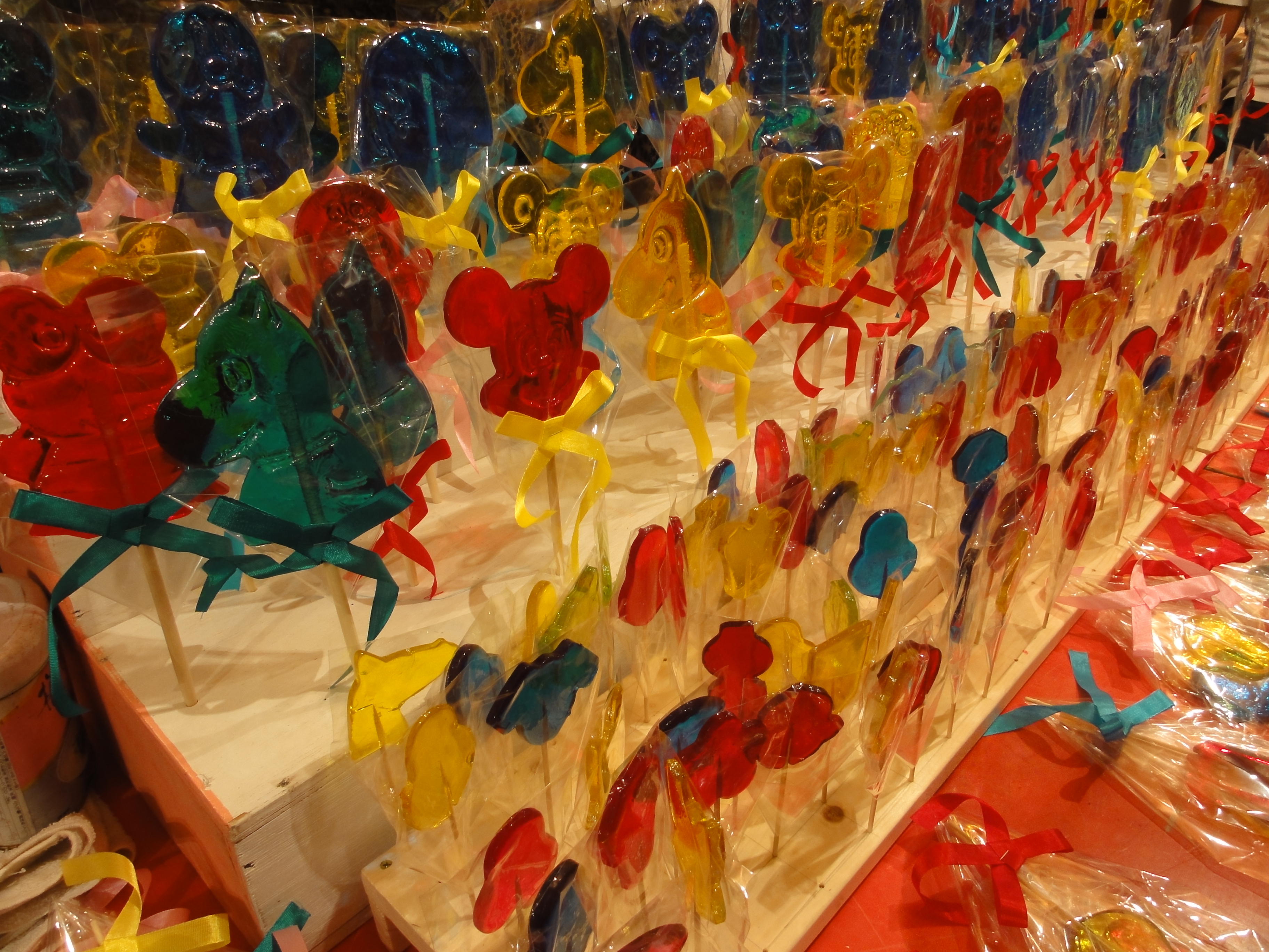 <b>飴細工を手持ち夜景で撮影<br>DSC-HX5V / 約4.0MB / 3,648×2,736 / 1/30秒 / F3.5 / +1EV / ISO400 / WB:オート / 4.2mm</b>