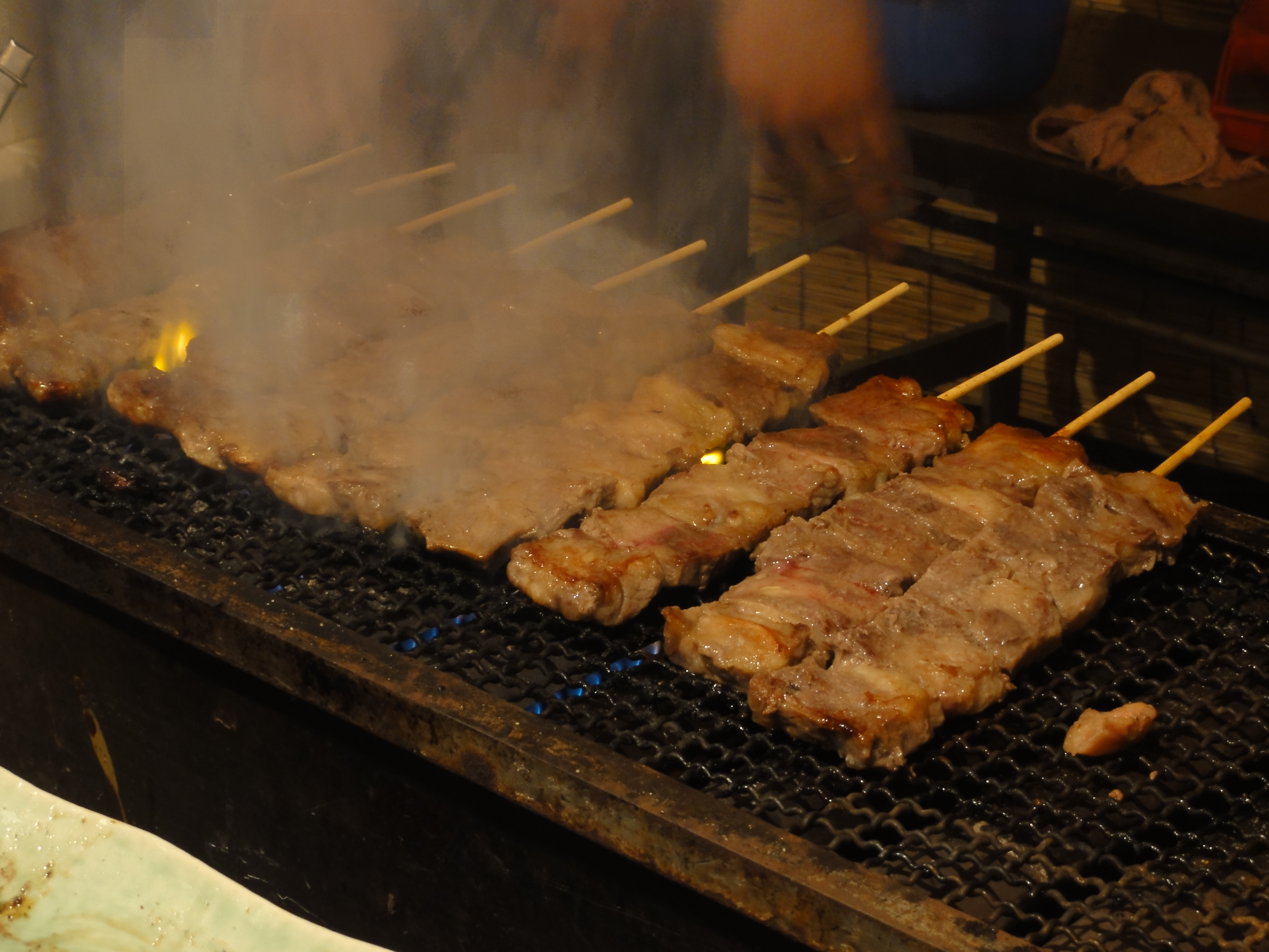 <b>牛串を手持ち夜景で撮影。プログラムオートとは色合いが異なることが多い<br>DSC-HX5V / 約3.5MB / 3,648×2,736 / 1/13秒 / F4.5 / 0EV / ISO400 / WB:オート / 13.1mm</b>