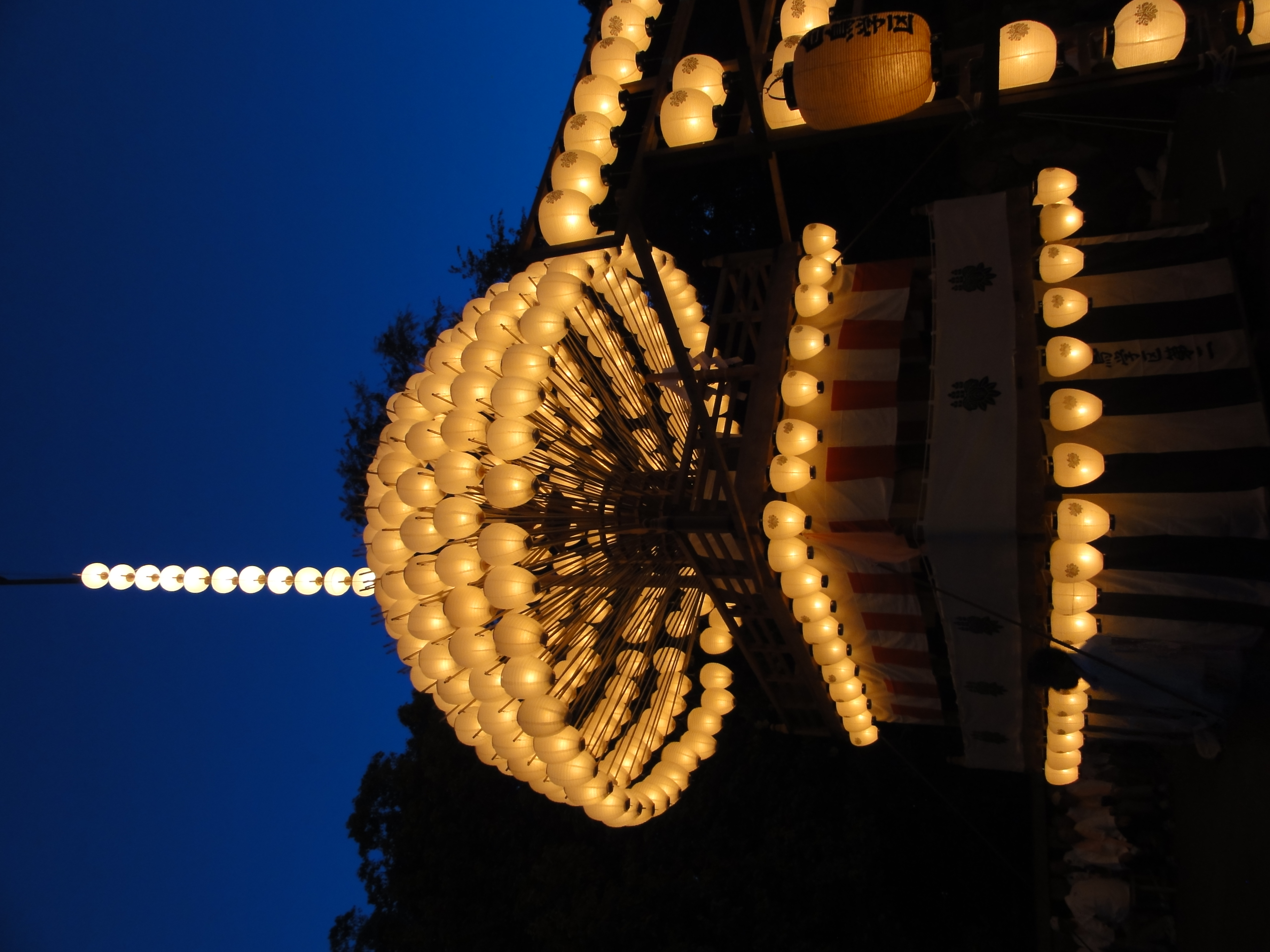 <b>献灯まきわらを手持ち夜景で撮影。空のグラデーションが滑らか<br>DSC-HX5V / 約3.1MB / 2,736×3,648 / 1/13秒 / F3.5 / 0EV / ISO400 / WB:オート / 4.2mm</b>