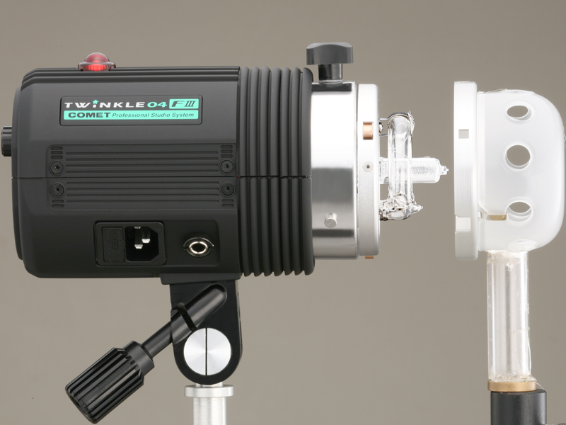 <b>ガラスグローブを装着しているところ</b>