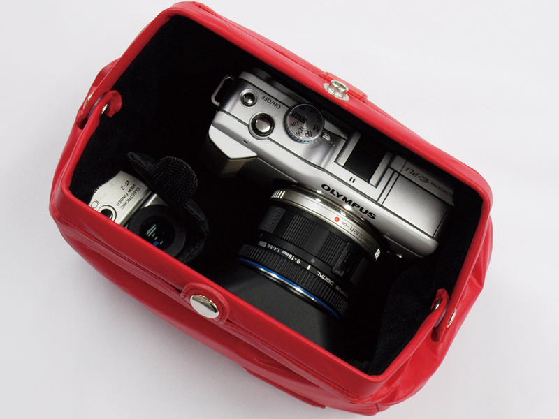 <b>M.ZUIKO DIGITAL ED 9-18mm F4-5.6、レンズフードLH-55Bを装着したE-PL1とVF-2を収納したところ</b>