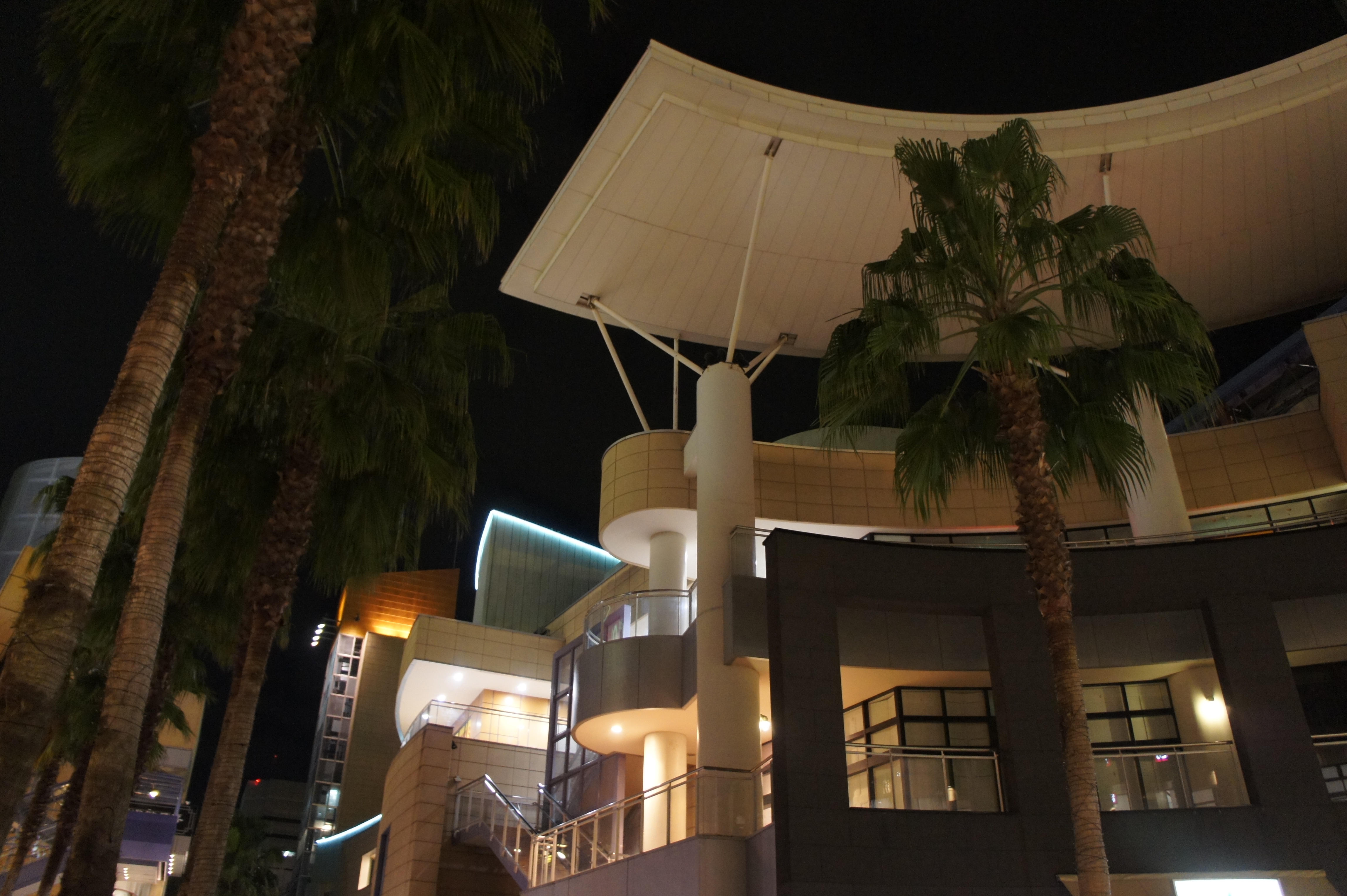 <b>iAUTOで撮影した場合（左）の上限はISO1600。ISO200（右）と比べてみると、やはり画質の差は大きいが、手ブレを避けるためには十分使えるレベル</b>