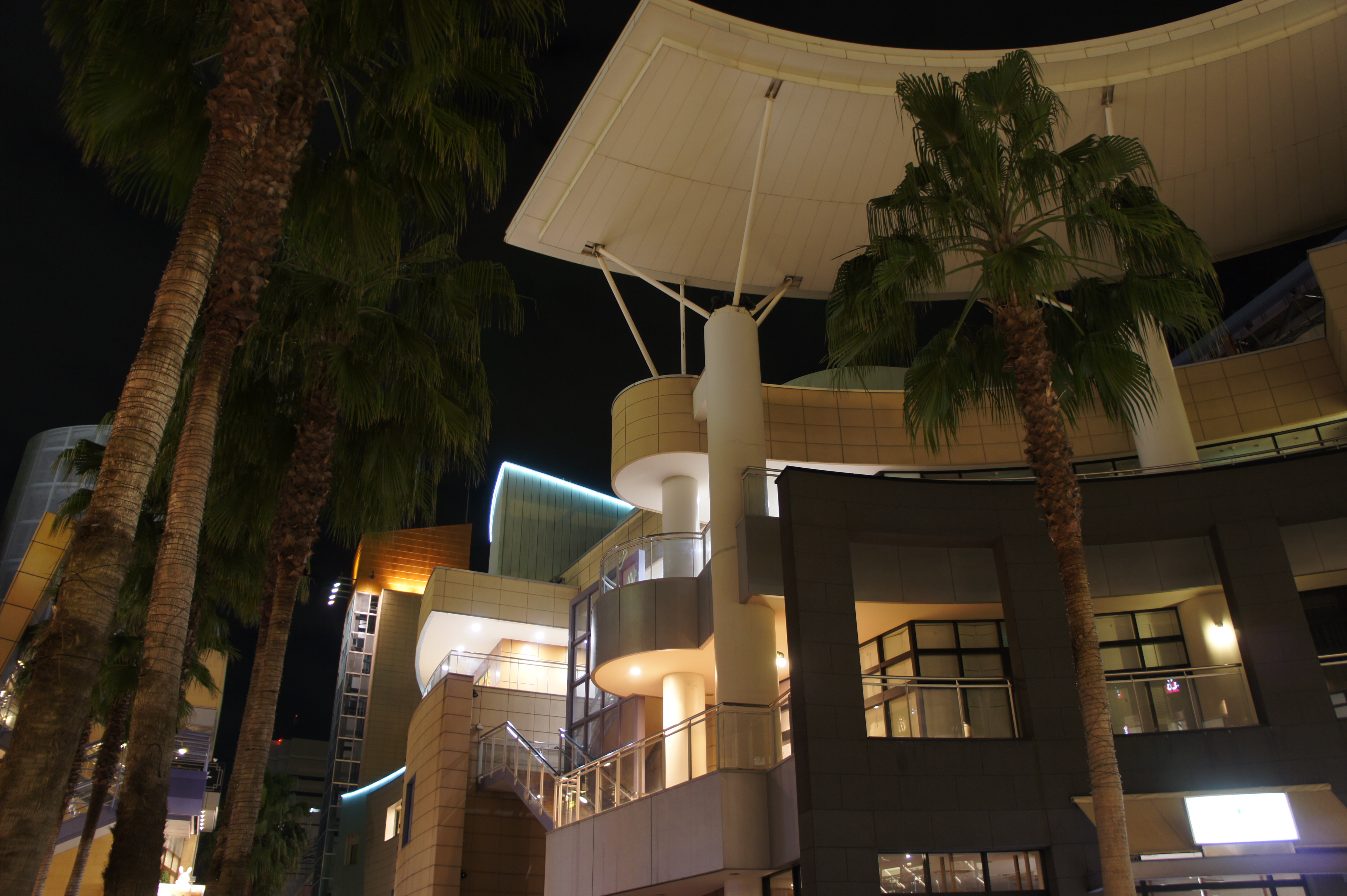 <b>iAUTOで撮影した場合（左）の上限はISO1600。ISO200（右）と比べてみると、やはり画質の差は大きいが、手ブレを避けるためには十分使えるレベル</b>