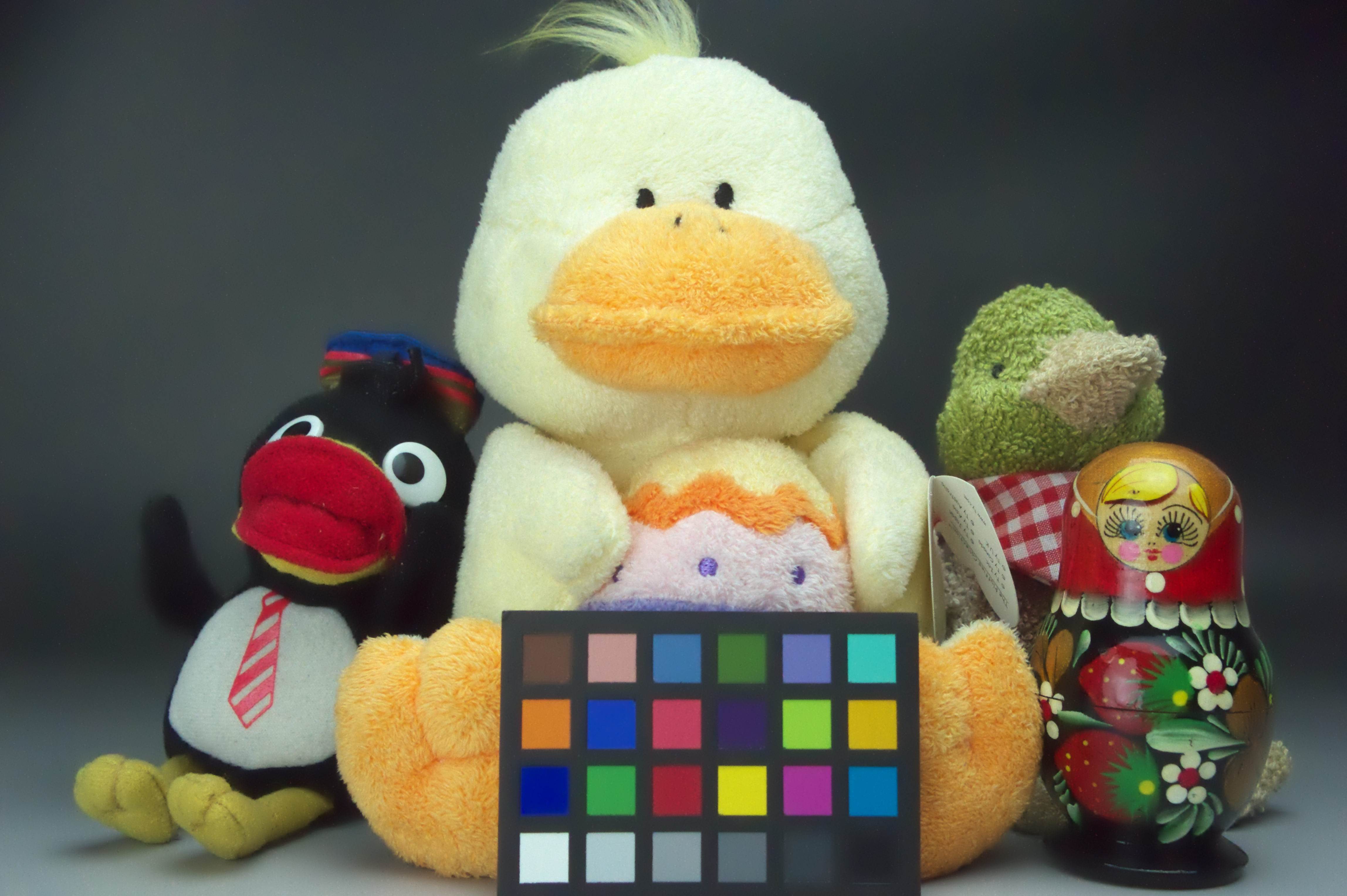 <b>SILKYPIX Depeloper Studio Proで現像したRAW画像。左がISO6400、右がISO12800。ノイズ低減関連以外はすべてデフォルトのまま。書き出し時にアンシャープマスクを適用している。あまり設定を追い込まずに最大のノイズ低減をかけているが、比較的うまく処理されている</b>